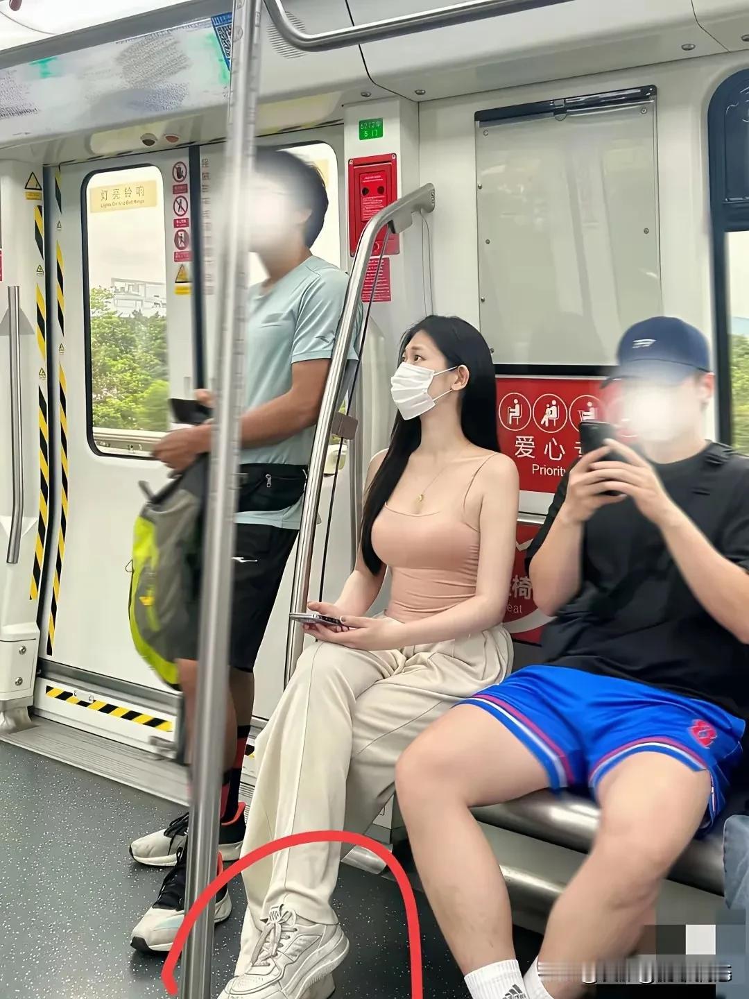 地铁上碰到的美女，身材真好，好羡慕！