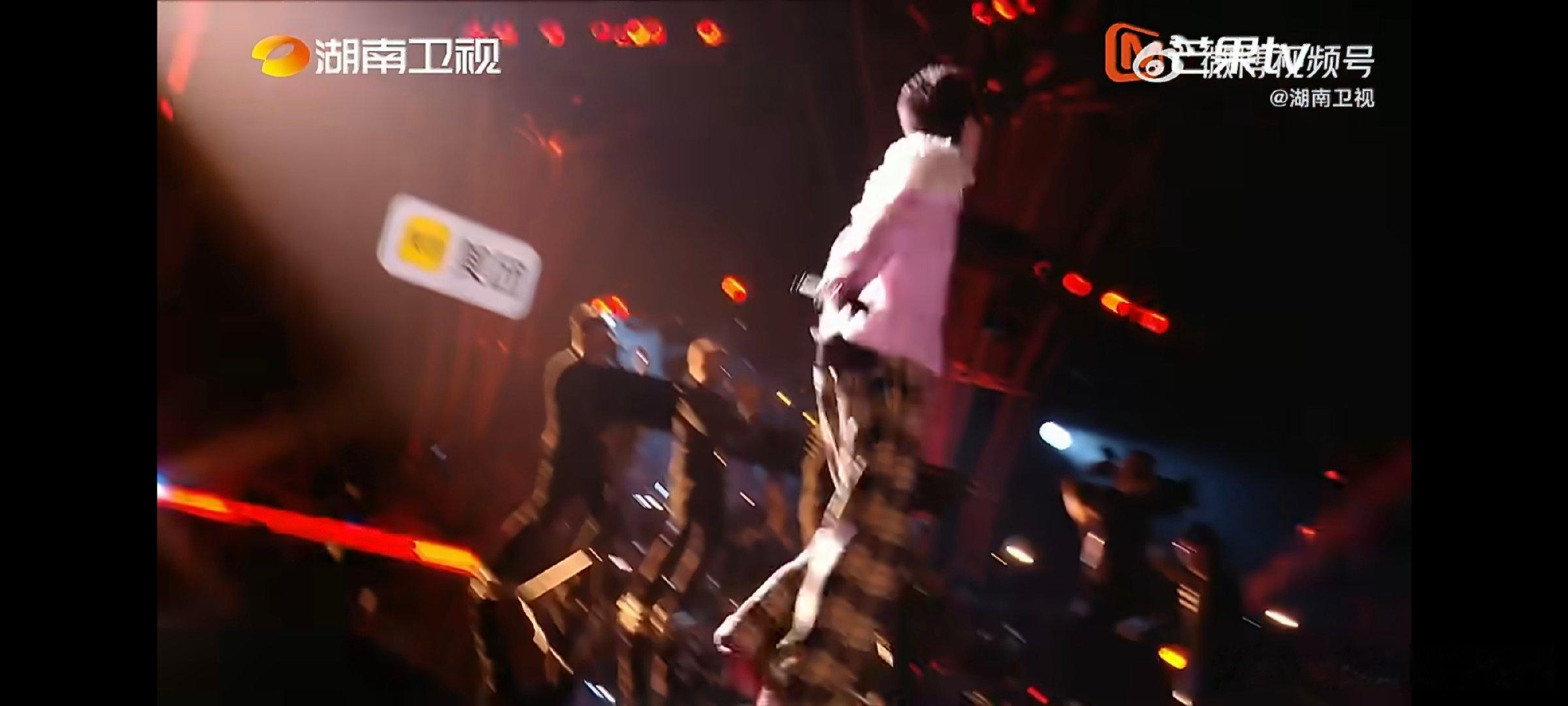 窦靖童把自己唱爽了整场表演过程中她完全放下了心里的包袱，压根不会去担心舞台上会不