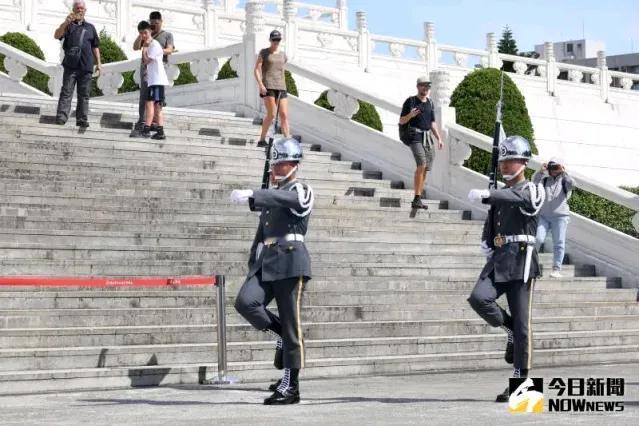 原本在在中正纪念堂内，7月15号起被赖清德赶到广场上进行表演的台军“三军仪仗队”