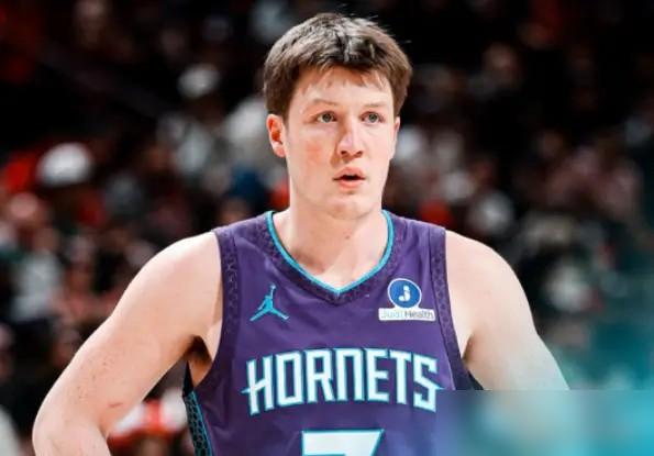 别再聊什么克尼普尔心态崩了。
我告诉你，那不是心态，是钱袋。他每一次投丢，都不