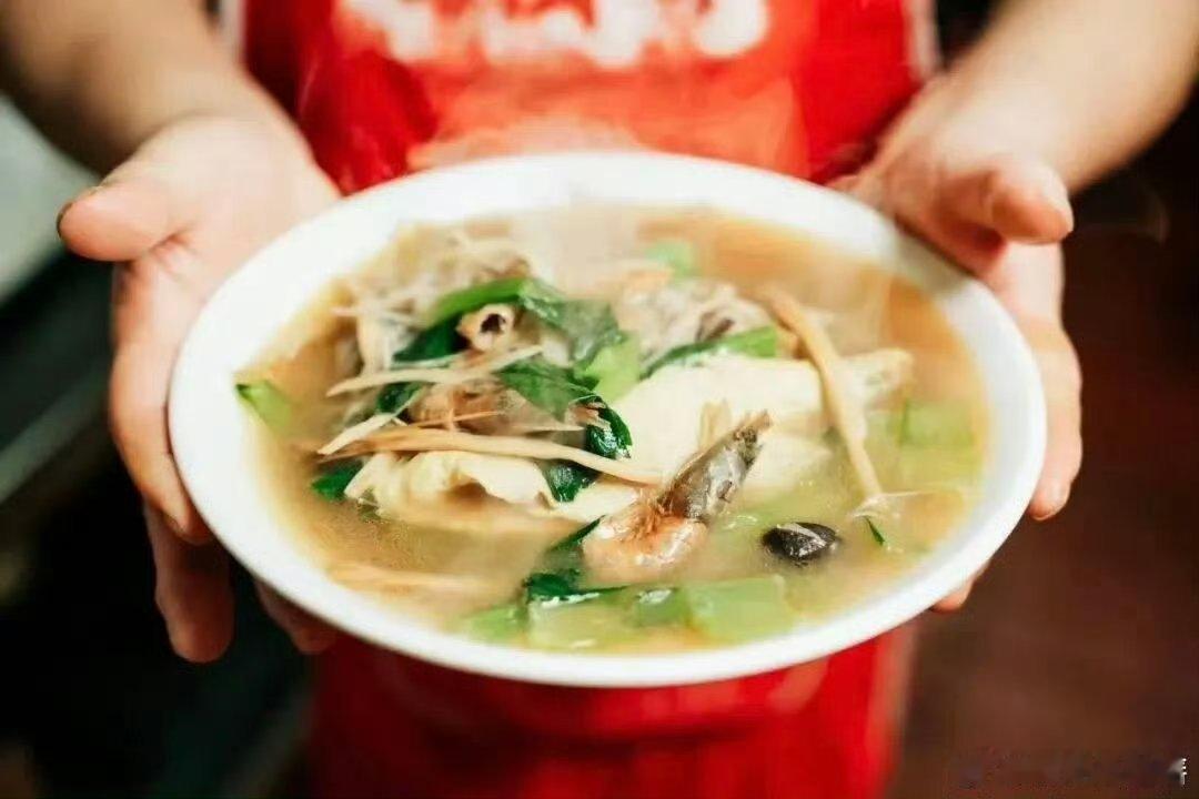 【正宗三代人传承的这一碗台州老味道火到全国了 】“我们每一碗面都是用小锅现煮的，