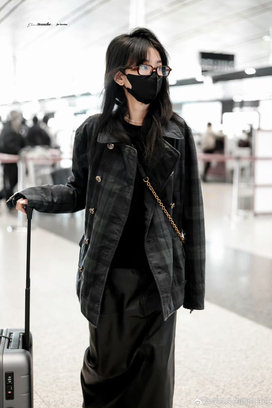 宋祖儿剪了刘海宋祖儿顶着萌萌的刘海开工了顶着可爱刘海开工！宋祖儿这造型元气十足，