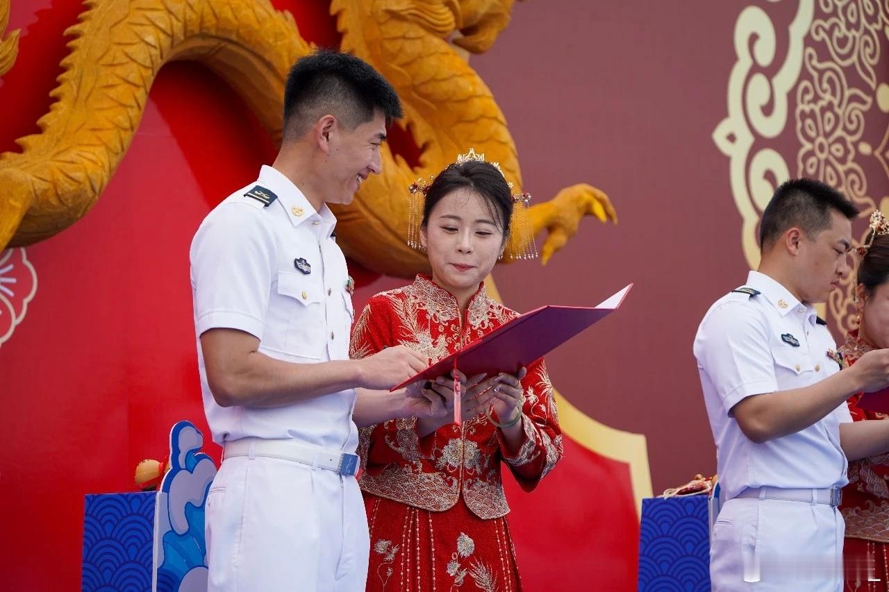 北海某驱支举办集体婚礼，万吨大驱无锡舰迎接新郎携新娘登舰参观： 