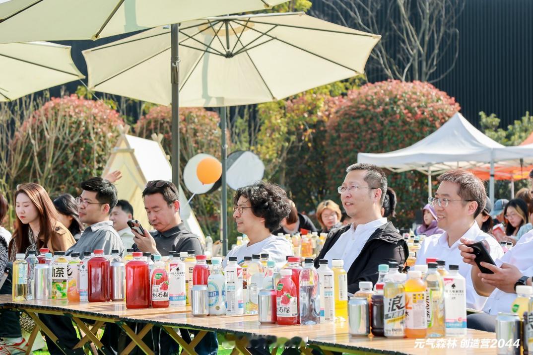 元气森林创造营2044 在有草有台的地方，用包容、松弛、自然的方式做产品。 作为