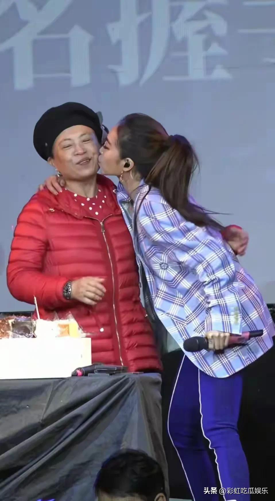 蔡依林妈妈好福气，生了个明星女儿，又孝顺又乖巧，蔡依林的妈妈很像云贵川那边妇女的