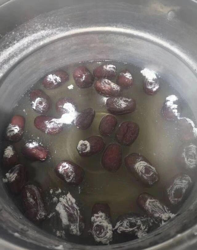 为啥我煮的红枣会出这些白色的东西啊？还能吃吗？
