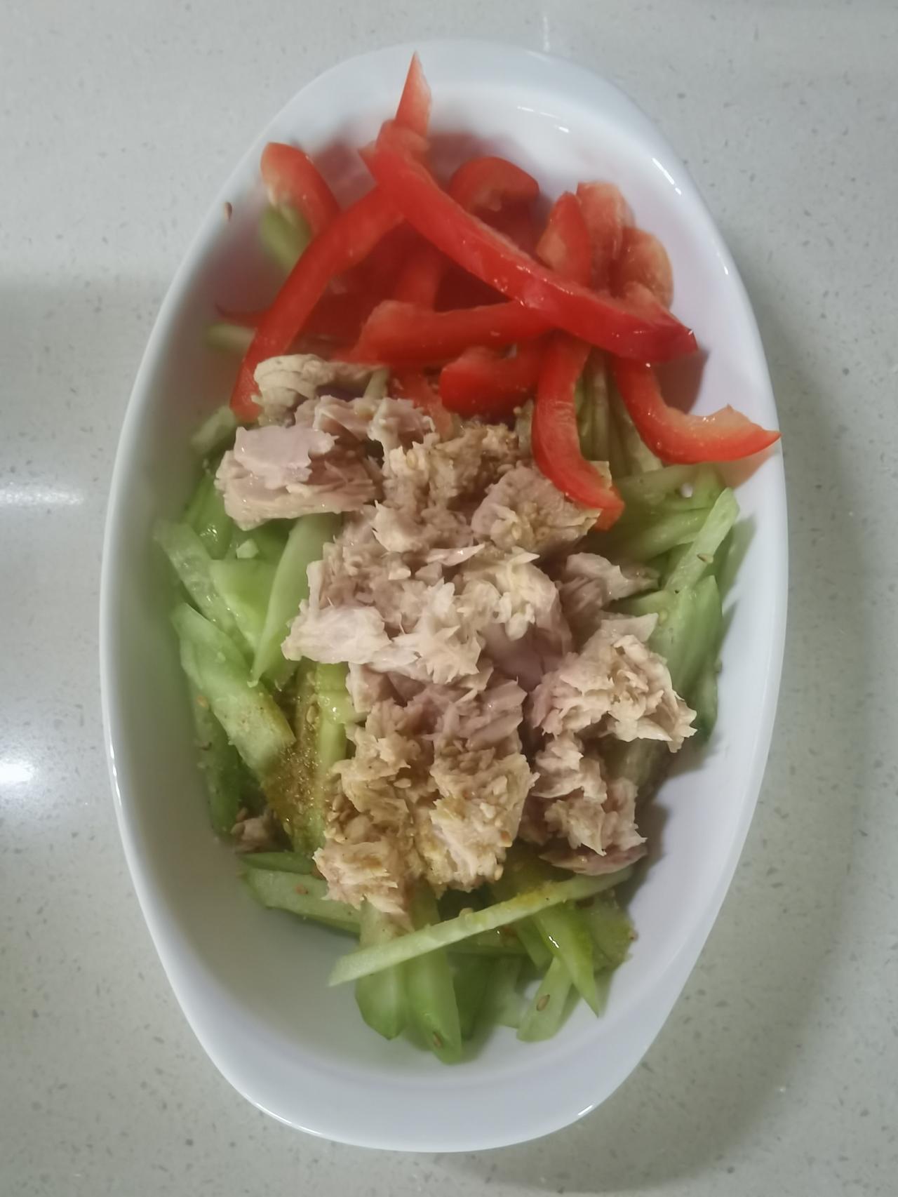 今日早餐打卡📝
金枪鱼+黄瓜丝+红彩椒丝凉拌，一个鸡蛋，一杯牛奶咖啡，面包片上