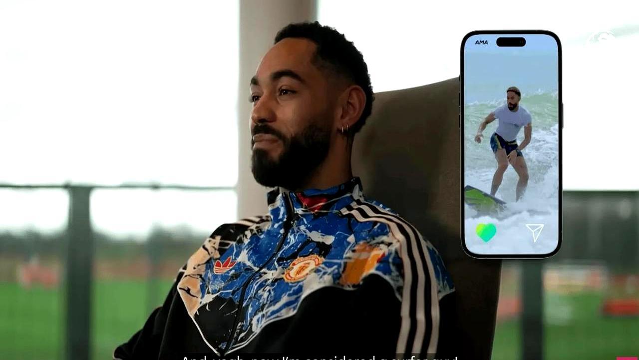 他把进球献给巴西海边一个不到500人的小村庄。几万人注视下，他张开双臂假装划水，