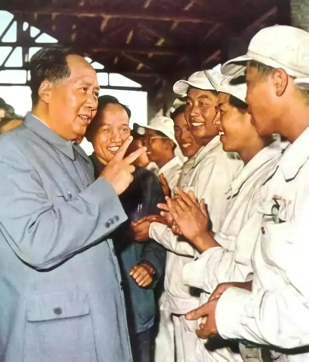 这张老照片太珍贵了！1957年毛主席在上海视察时，特意走进工人新村看民生。当时正