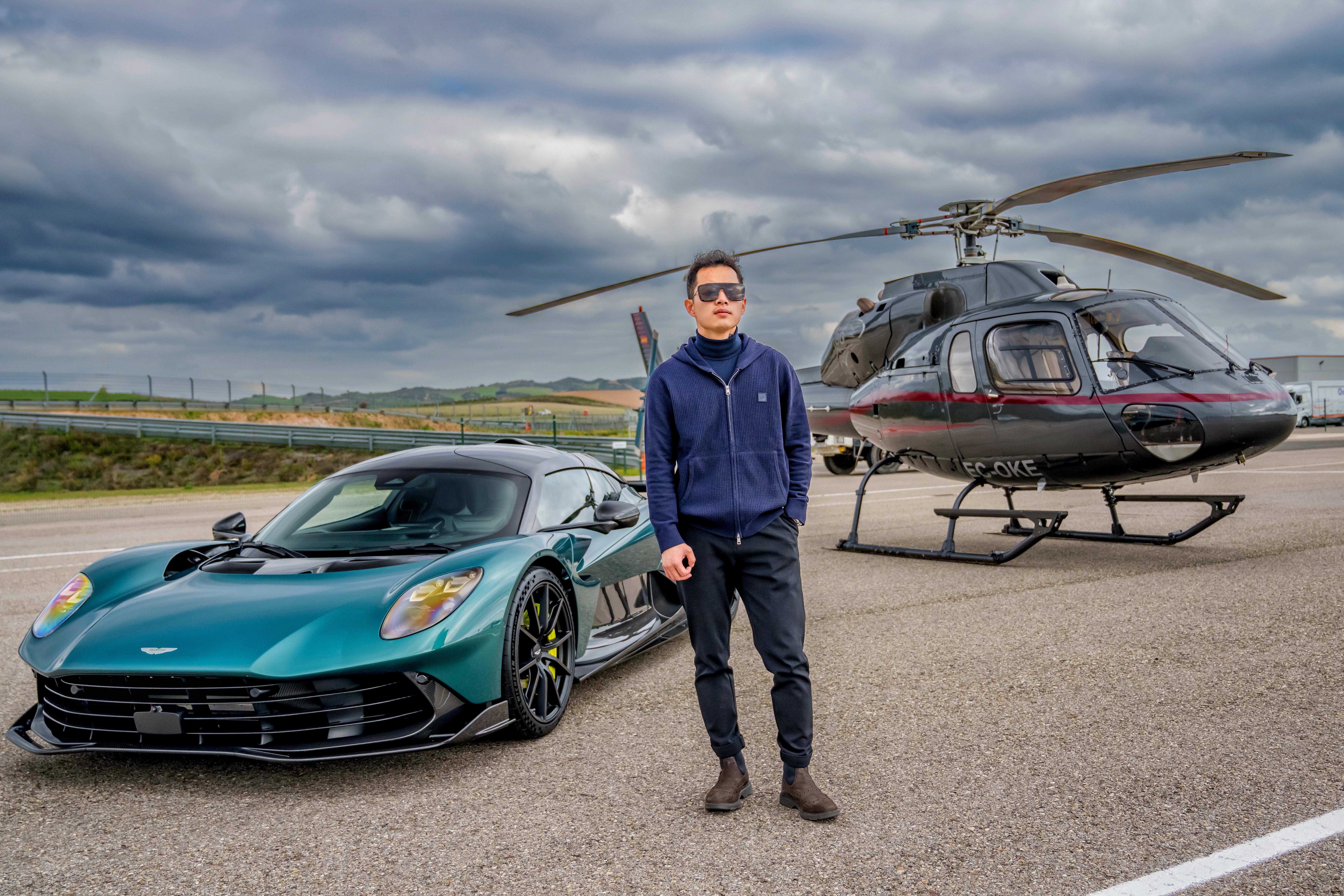 伙伴们，新一期的《欣哲驾驭》阿斯顿马丁Valhalla中午就发，第一季度最爱的一