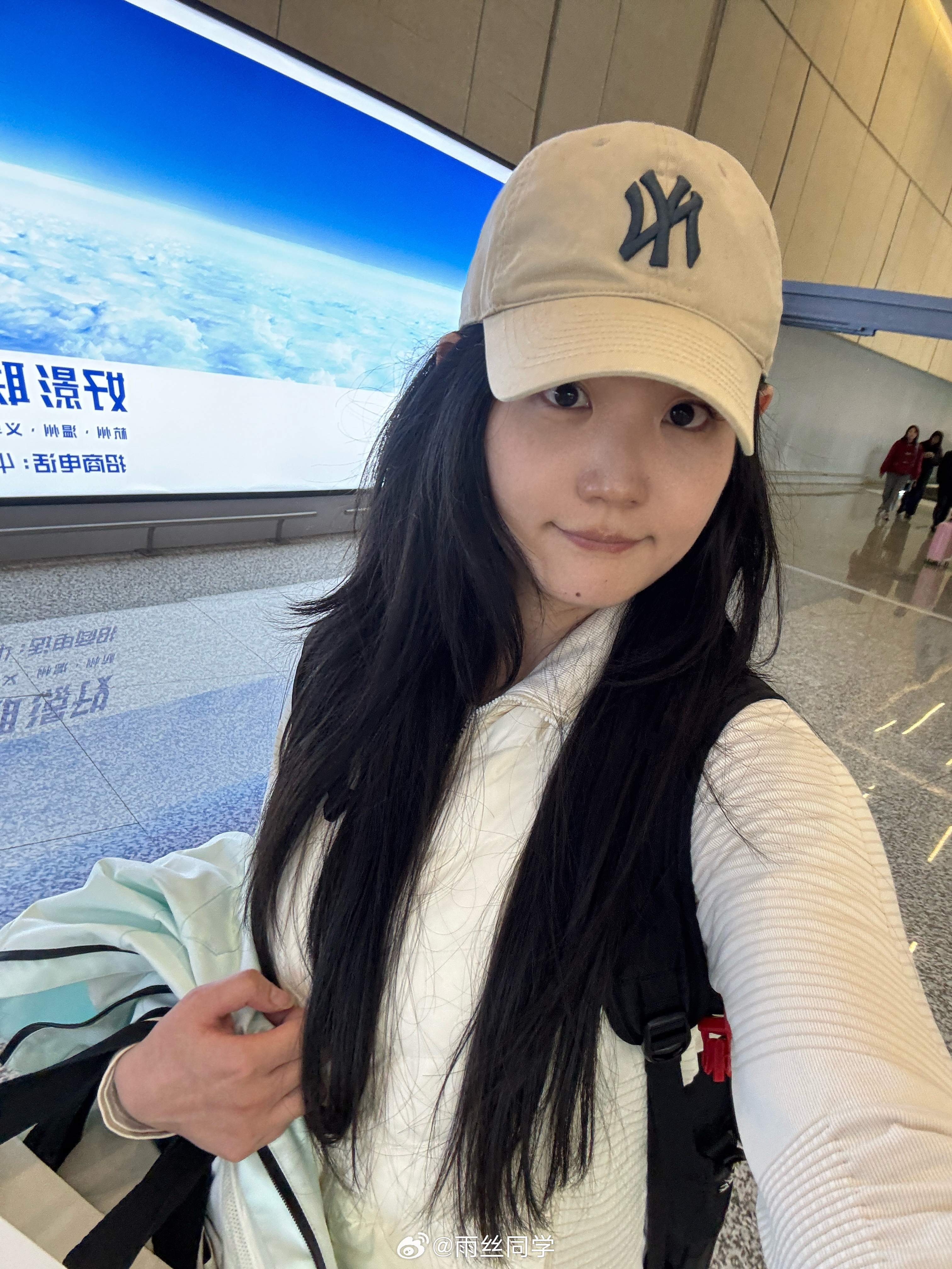 距离拍摄还有不到4小时…我的行李箱里只有雪服5分钟在机场买了衣服，现在我要出去化