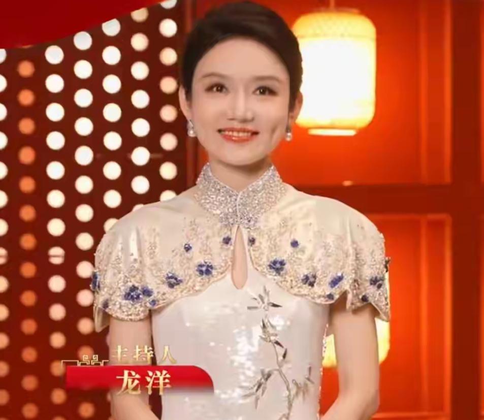 龙洋发长文，称主持完春晚哭了，超越了从前的自己，还做了个决定：要试试画下眼线娱乐