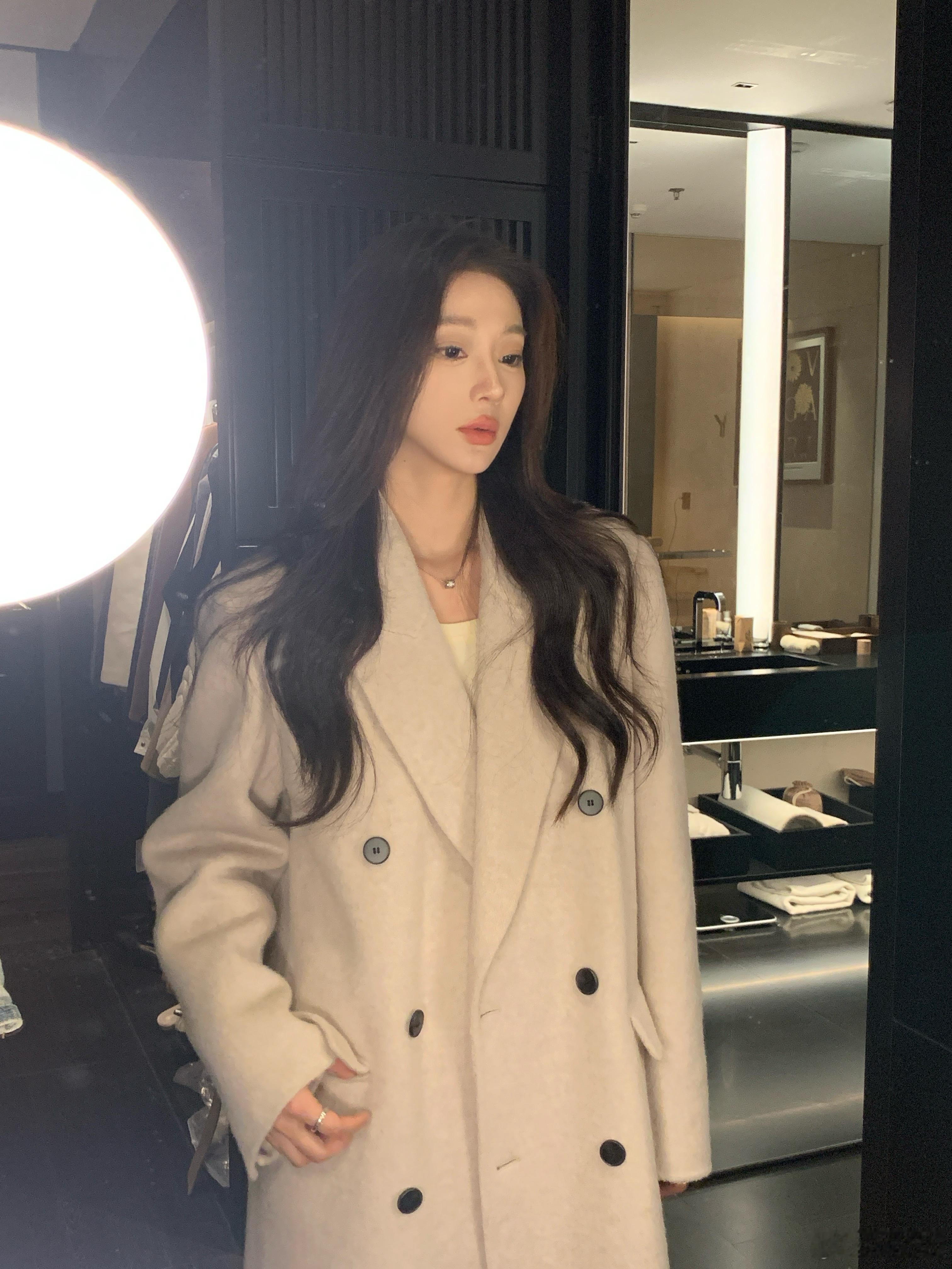 给姐妹们再看一组酒店拍哒～感觉酒店的光线更柔 更能突出衣服质感这一组很韩系大姐姐