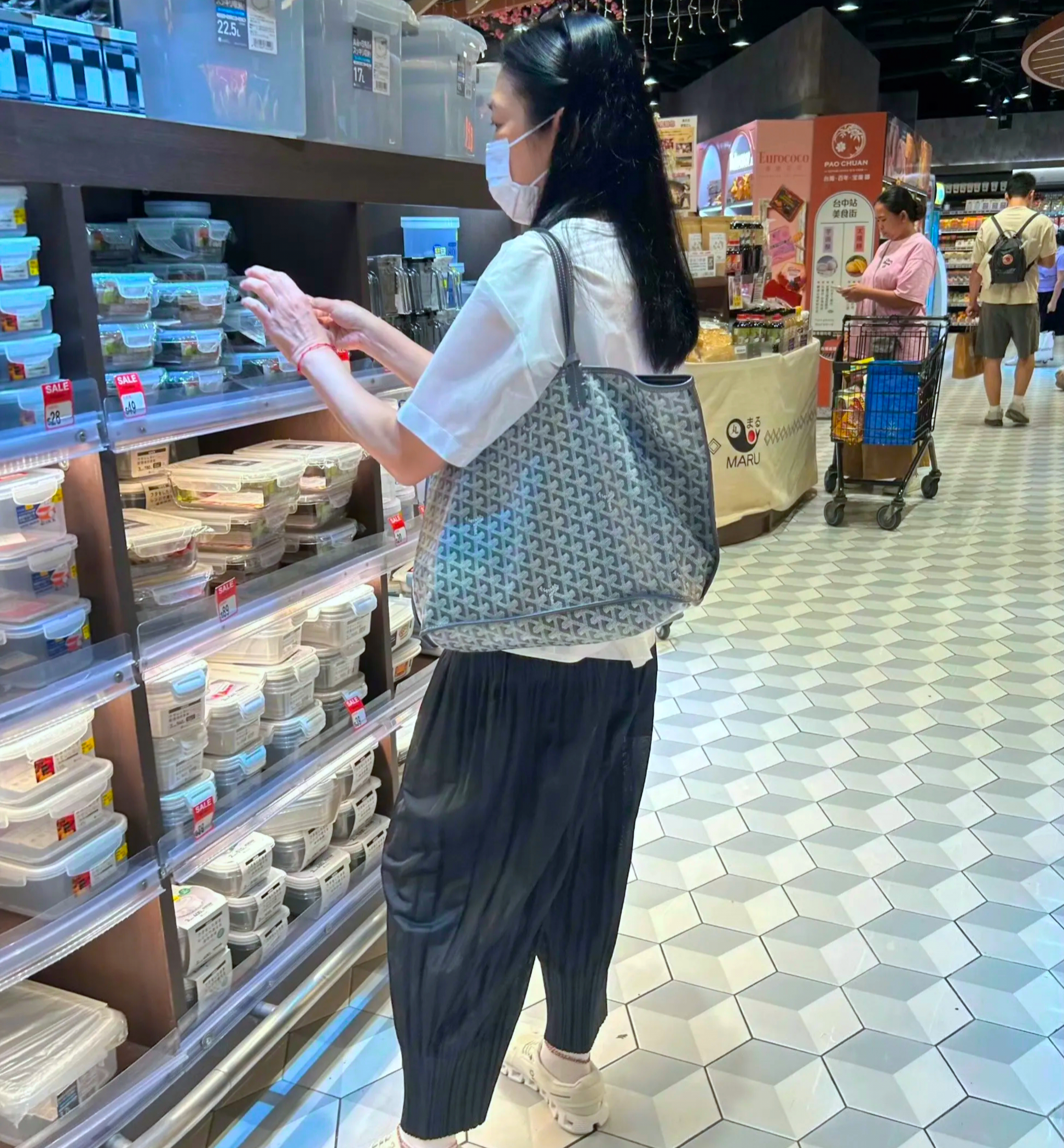 我觉得热搜把“天王嫂逛超市”推成今天这个热度，本质上是一场大众对顶级豪门生活祛魅