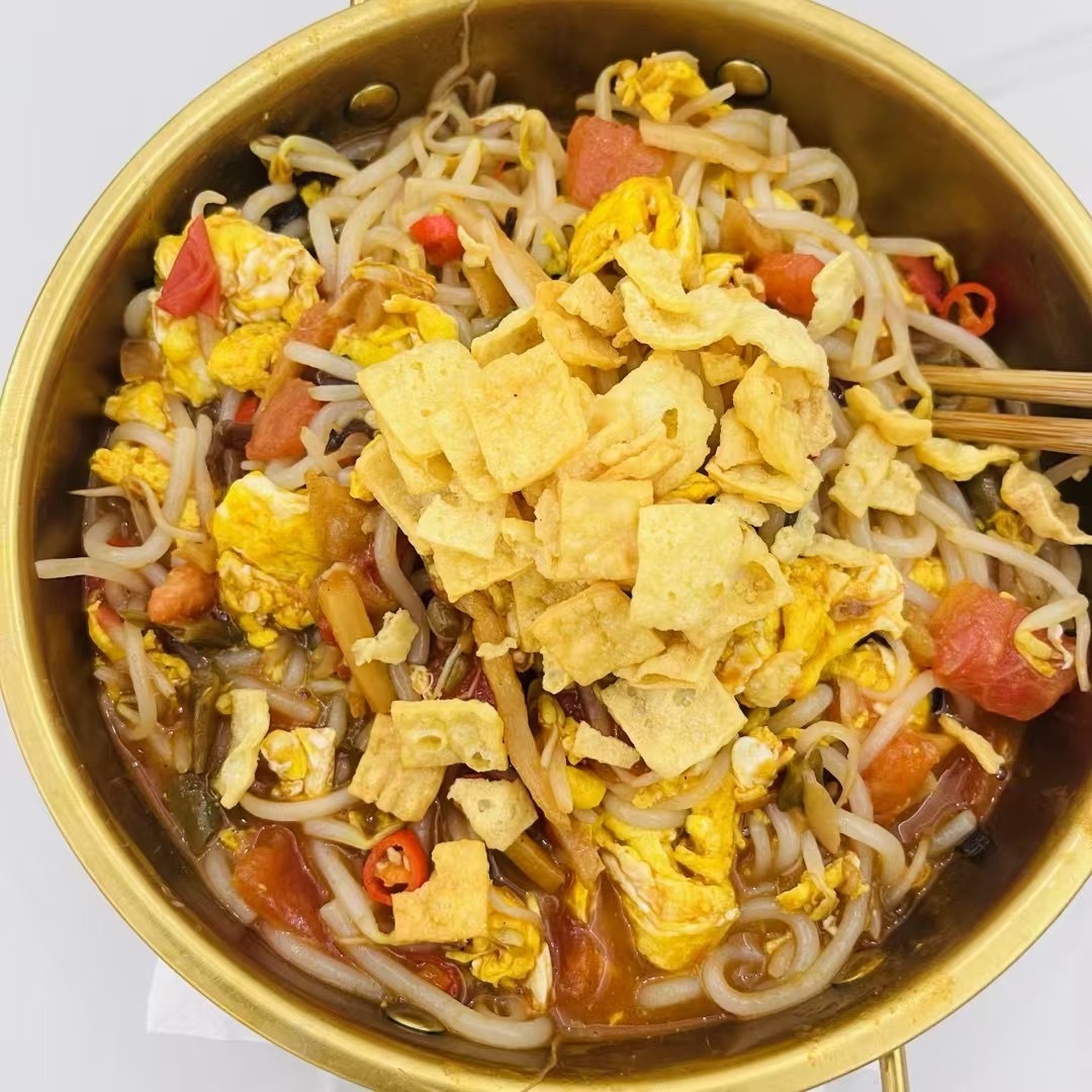 自己炒的螺蛳粉嘿嘿继上次的烤鸡过后，我对自己的厨艺就更大胆了，这次来点秘制的！还