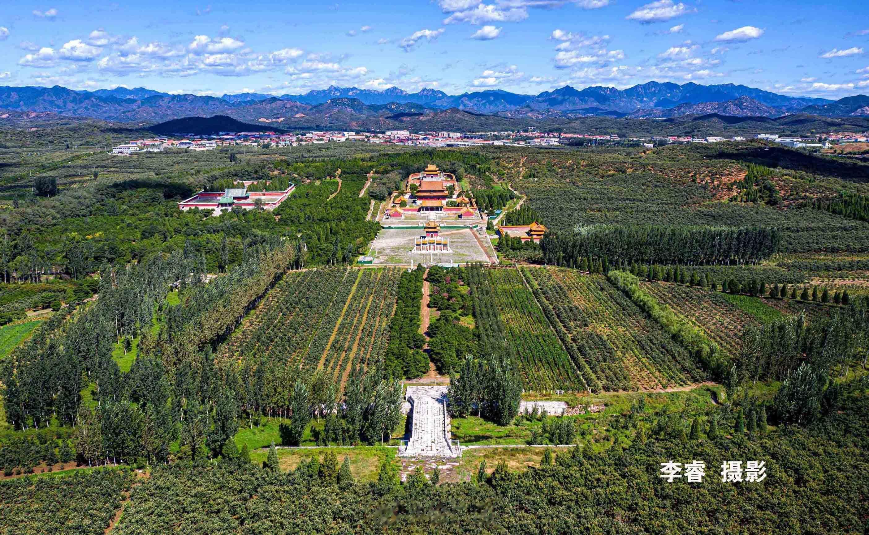 李睿先生拍的这张惠陵航拍片很好。画面掐得不是很紧，放开了，显得很宏敞大气。   