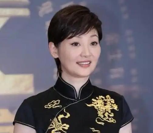 近期演员徐帆因婚姻状况备受关注。2025年8月她曾公开否认与冯小刚的婚变传闻，称