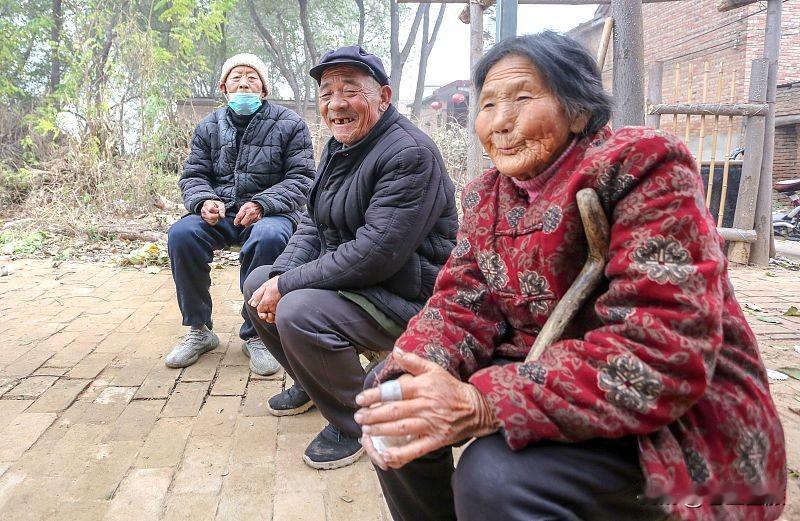 农村人老了还干活，原因挺现实。一方面，经济条件不允许他们停下。很多农村老人没有丰