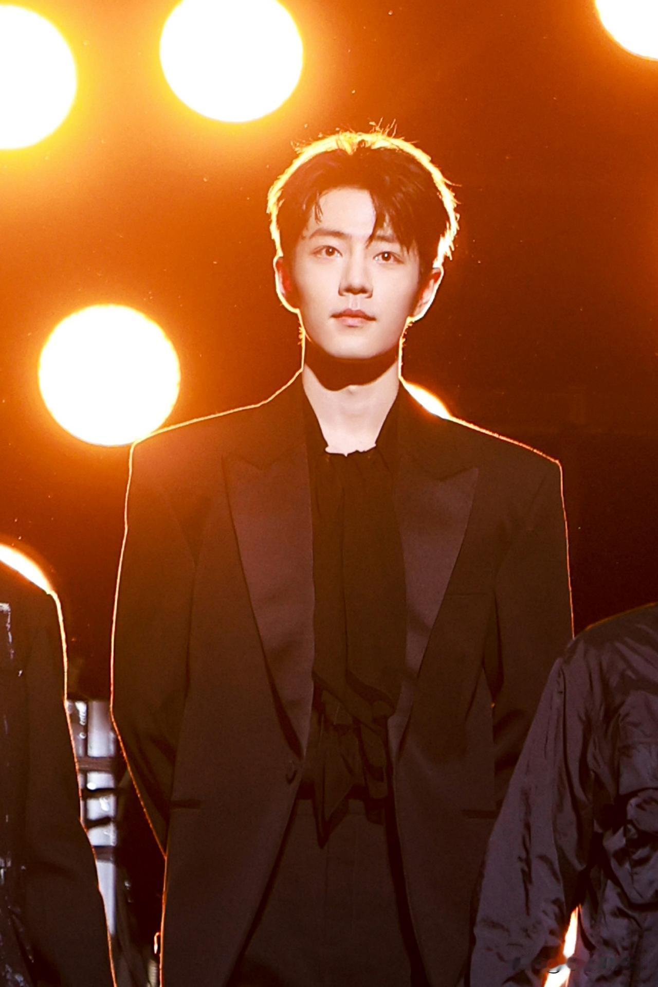 这就是小说里说的漫画里走出来的男人吧漫画照入现实