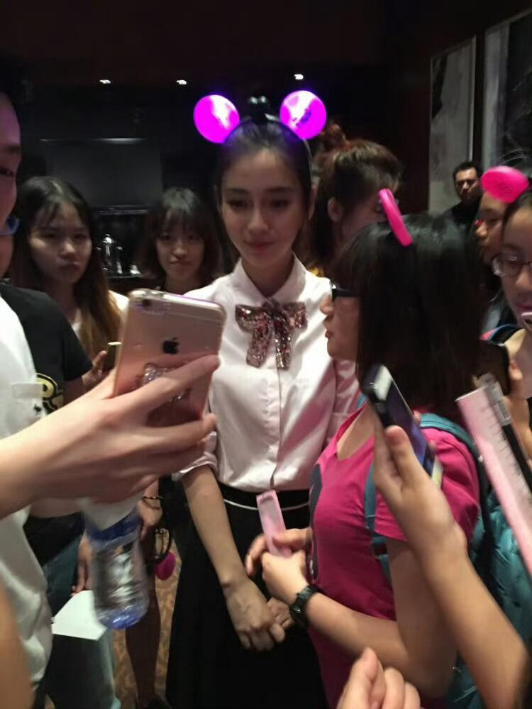 Angelababy拿玫瑰花自拍*angelababy 20160809电影《微