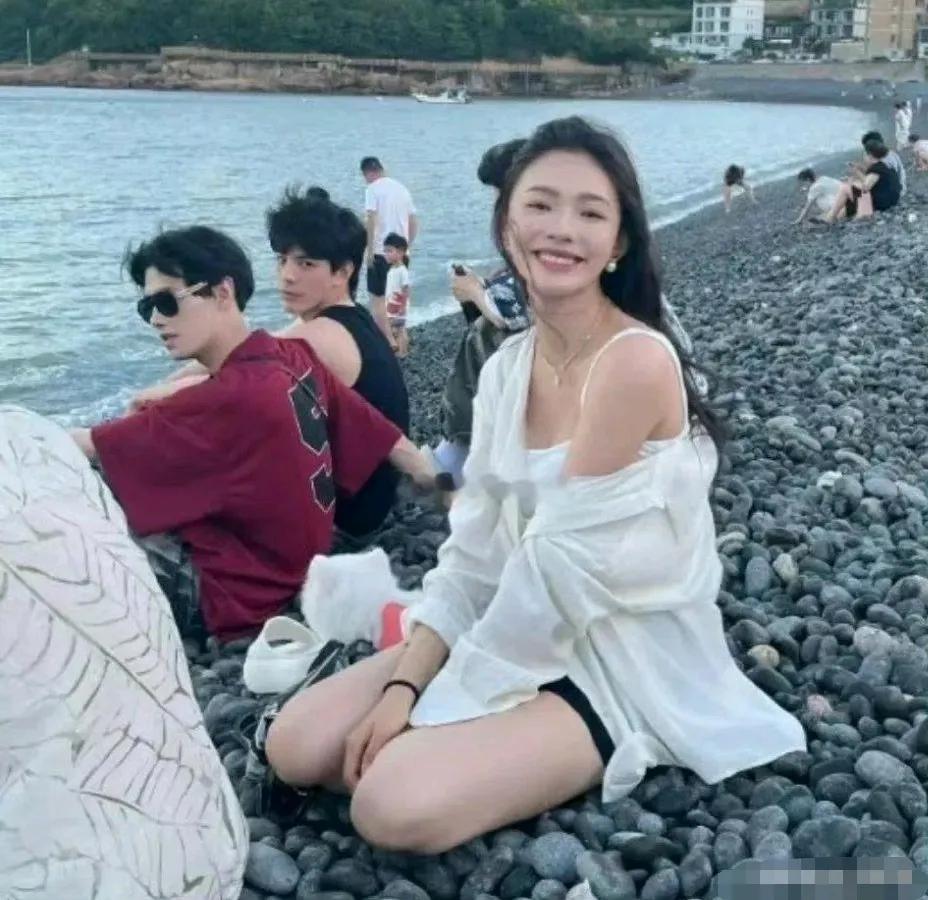 现在的娱乐圈，很难出现气质惊艳的绝代佳人了，大多都是林允儿周冬雨这类可爱的女星。