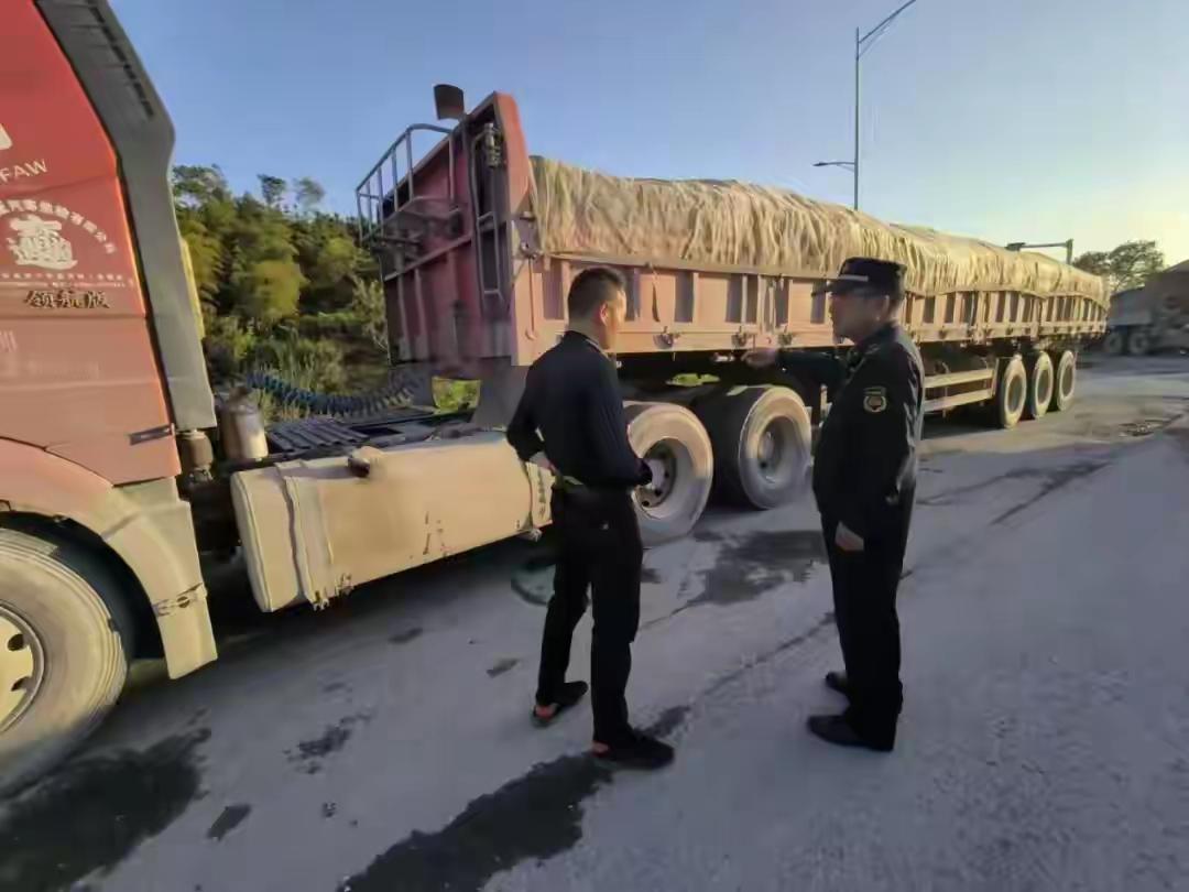 以前跑大货车非常挣钱，因为车少。那时候跑车，吃香的喝辣的，住宾馆洗脚按摩是常事。