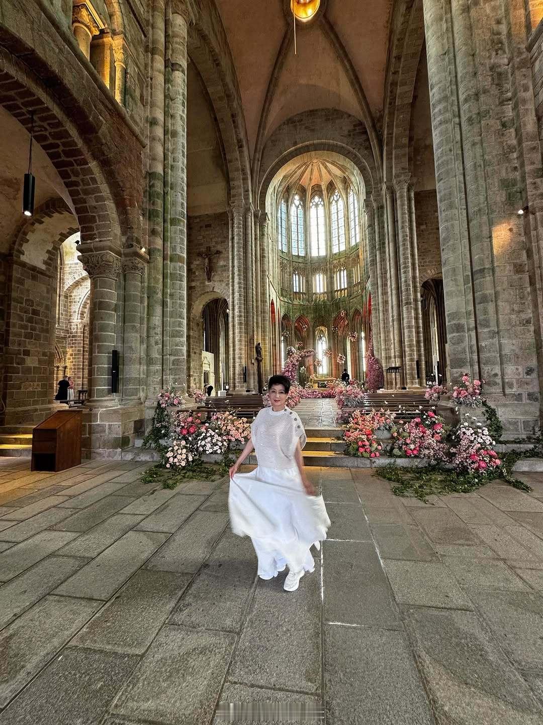 何猷君晒妈妈在婚礼上的照片赌王四太与孙子孙女合照 何猷君晒妈妈在婚礼上的照片，四