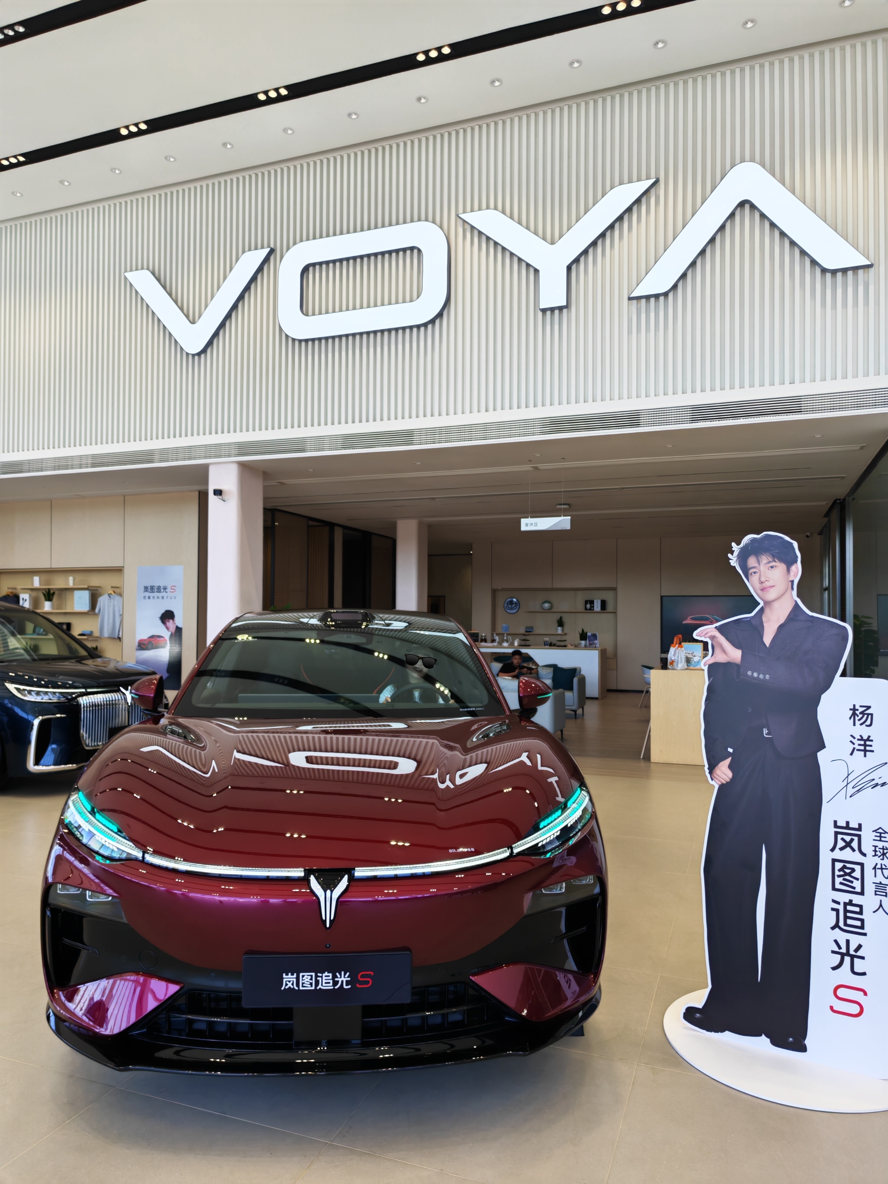 杨洋岚图追光S杨洋同款岚图追光S打卡杨洋同款追光S🚗解锁和代言人的奇妙同框！颜