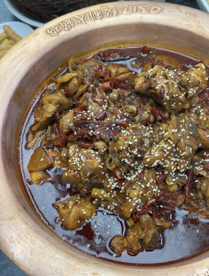 来沧州怎么能不吃火锅鸡呢！铜锅红油裹着嫩肉，麻香过瘾，这口地道风味谁能拒绝！来沧