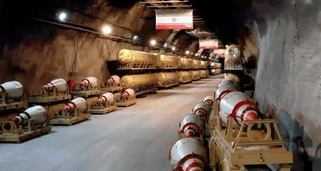 最新消息：据《以色列时报》报道称，伊朗目前拥有约 2000 枚重型弹道导弹，数量