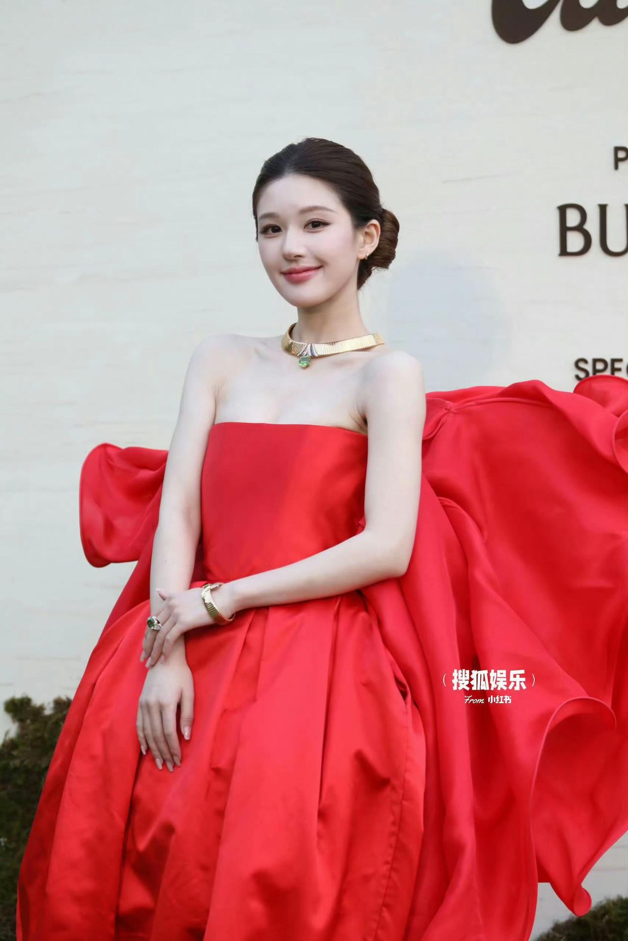 赵露思亮相VOGUE风毯，一袭红色美裙，如绽放的玫瑰，热烈大方～尤其搭配绿色珠宝