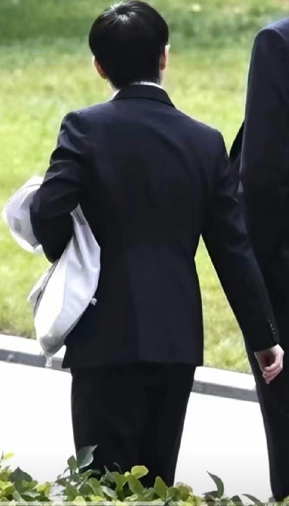 不是说万能的网友吗
咋这么不给力了
蹲机场围追堵截的那架势去哪里了
刷了好几天了