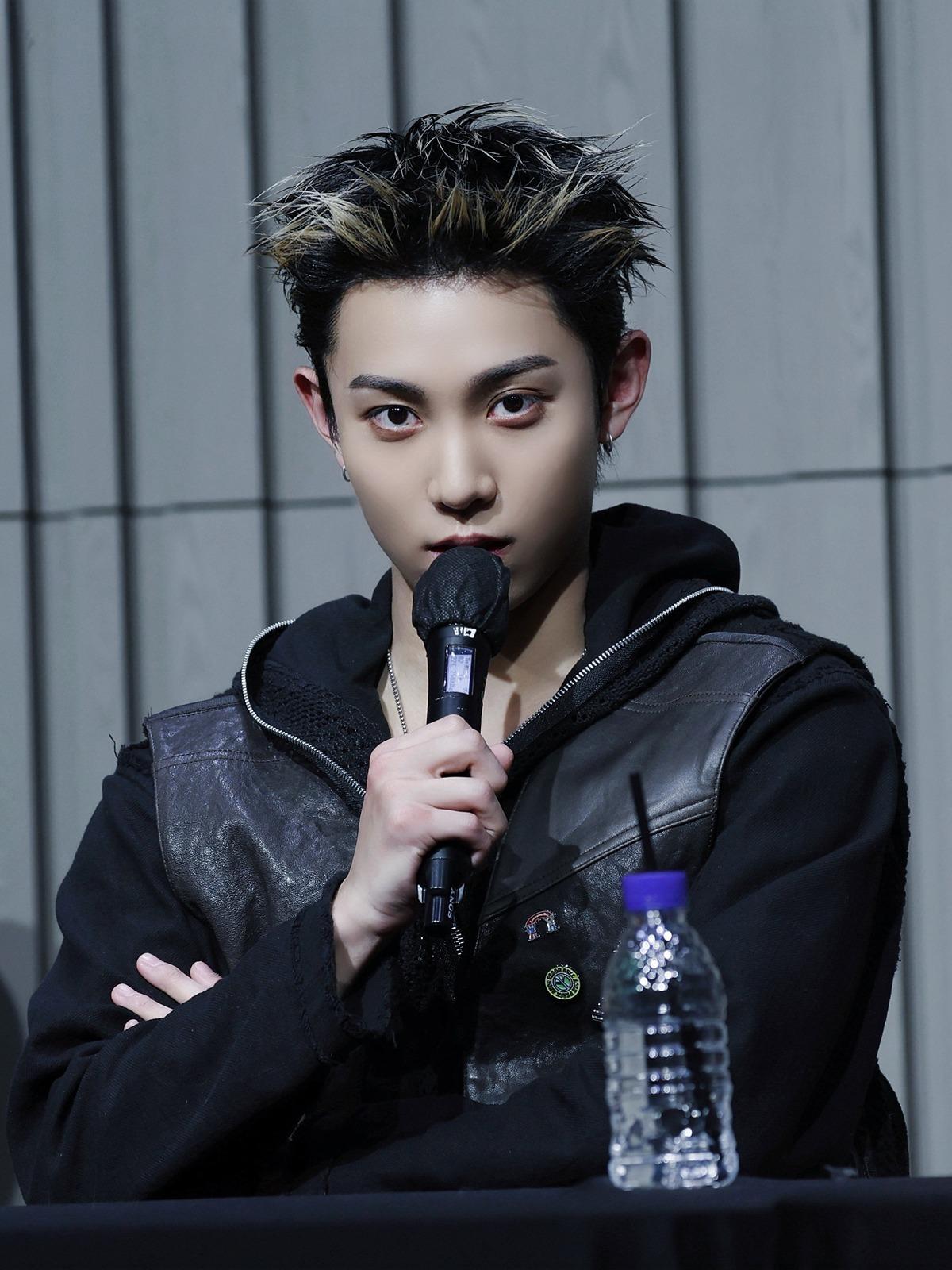 长得像殷志源的LNGSHOT组合成员RYUL，最近留了刘海后再次登上韩网热搜 