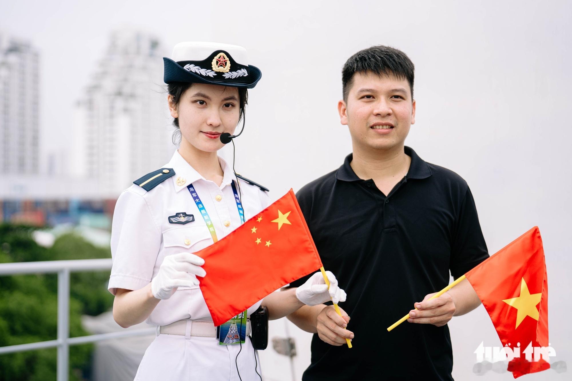 中国海军训练舰艇编队“戚继光”舰（舷号83）停靠越南胡志明市港口，开始为期五天的