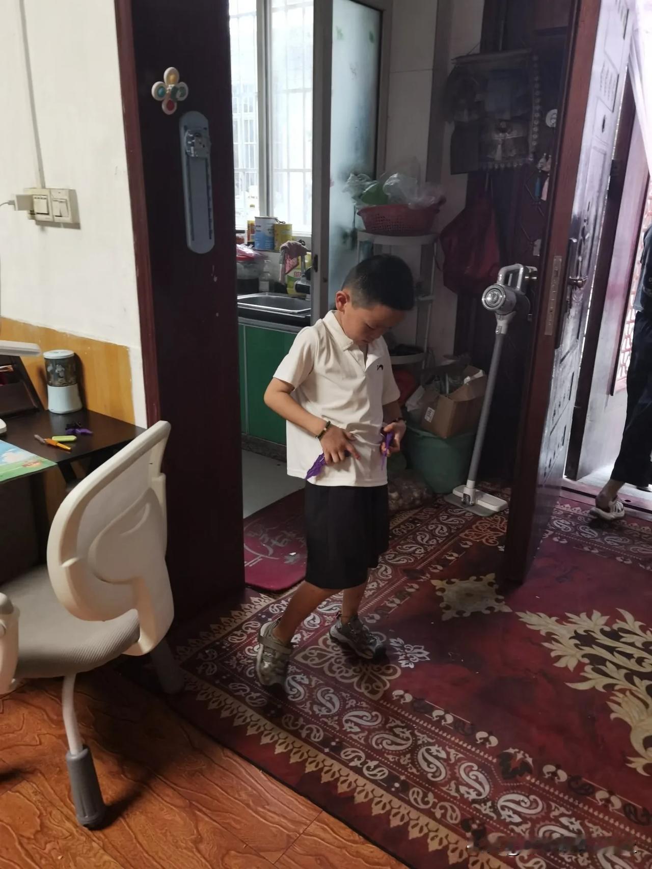 今天小学放假了。上六年级的孙女，沉浸在小学毕业的亢奋中；小学一年级的孙子兴奋不已