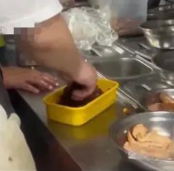 #冬日生活打卡季#有黑心商家拿剩饭剩菜当新鲜饭菜出卖。

同学小明喜欢手机点餐，