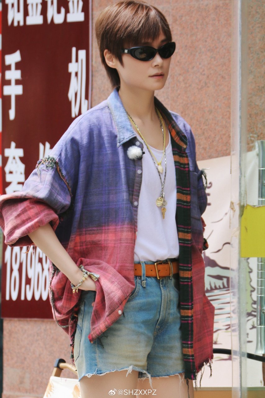 李宇春车内化妆路透有生之年看到李宇春自己化妆 有生之年系列上新！捕捉到车内专心化