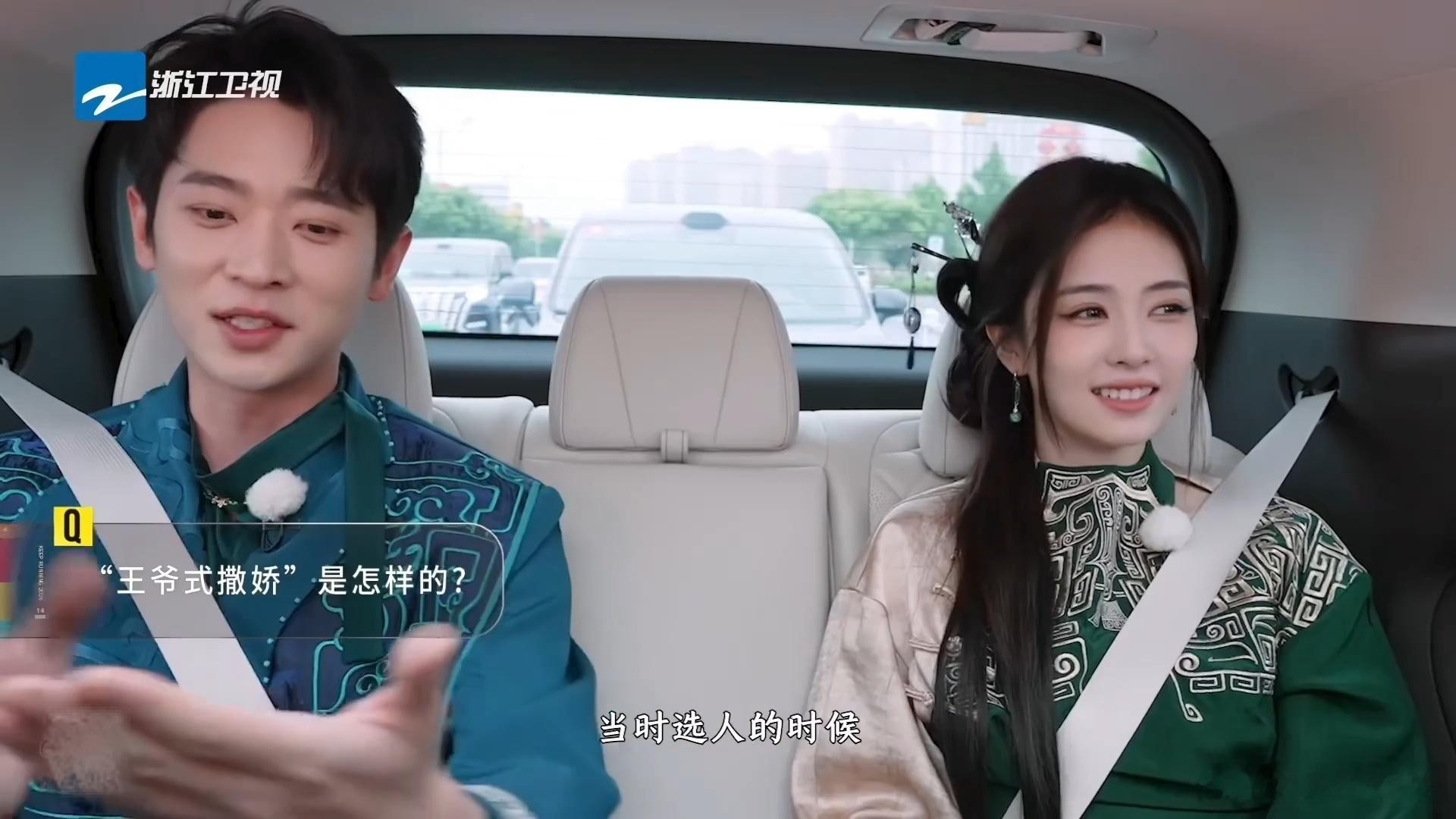 白鹿表白林玉芬  被白鹿和林导的双向好感戳到啦！导演对待拍摄一丝不苟，逐遍调整状