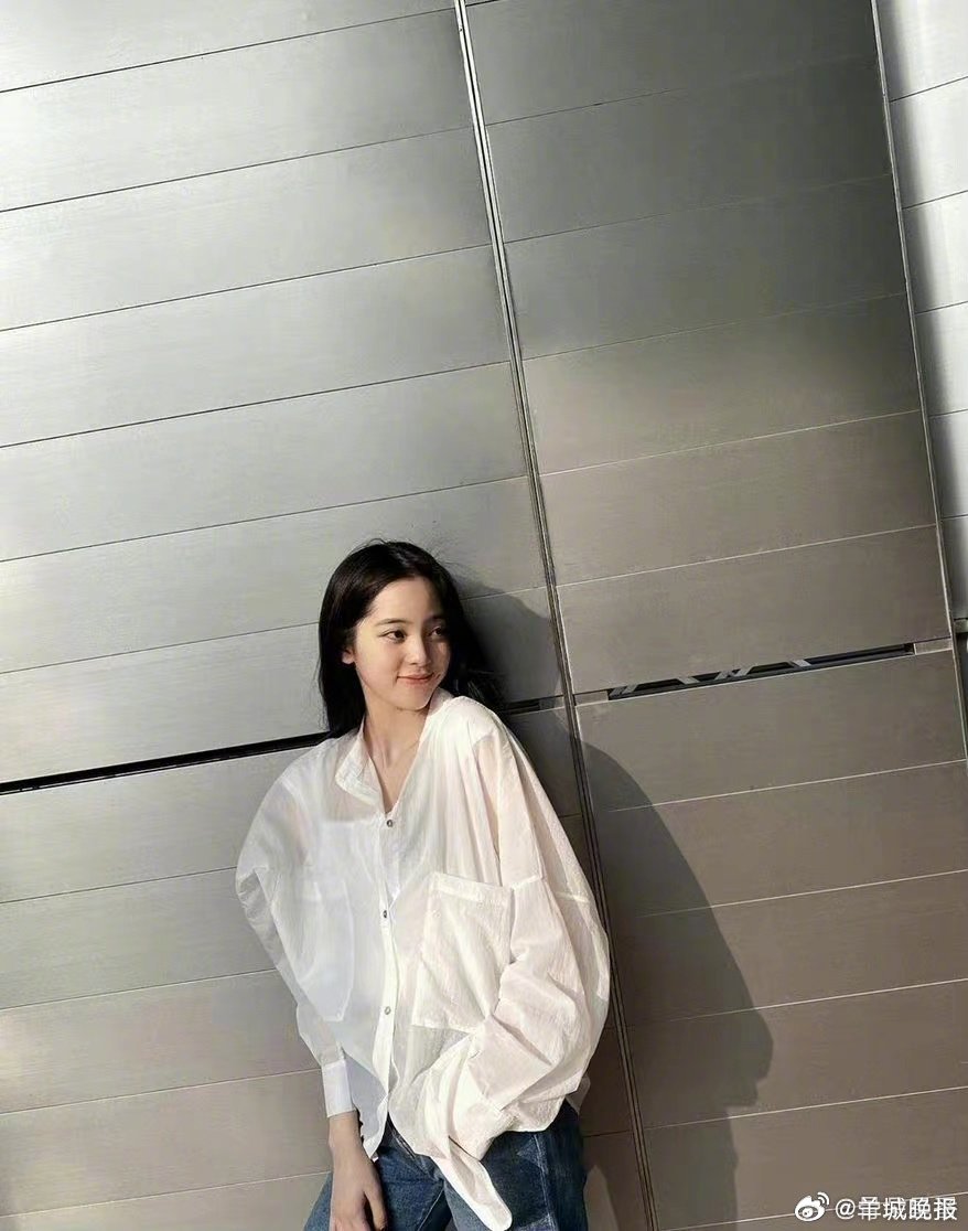 【谁的白衬衣最有氛围感】春风掠过白衬衣衣领，利落的剪裁勾勒出冷冽线条，隐隐约约交