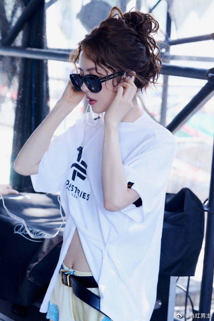 蔡文静蕾丝深V 她的美从来不是千篇一律的模板，蕾丝深V在她身上有了灵魂。这种把衣