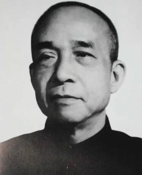 1975年李富春去世那天，追悼会规格很高，全场肃立。可在这么庄重的场合里，大家都