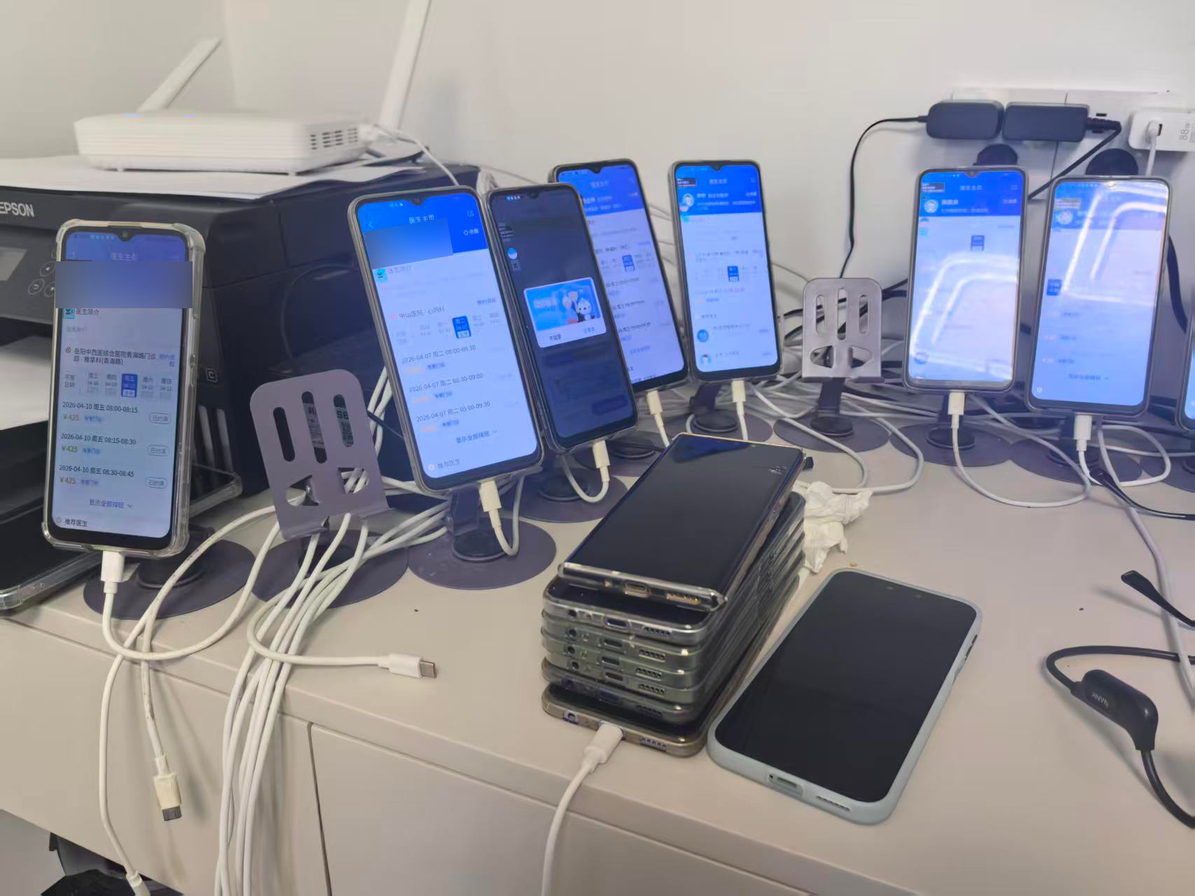 专家号被秒抢，到诊率却不高。黄牛进化成了科技公司——抢票软件、批量账号、转手加价