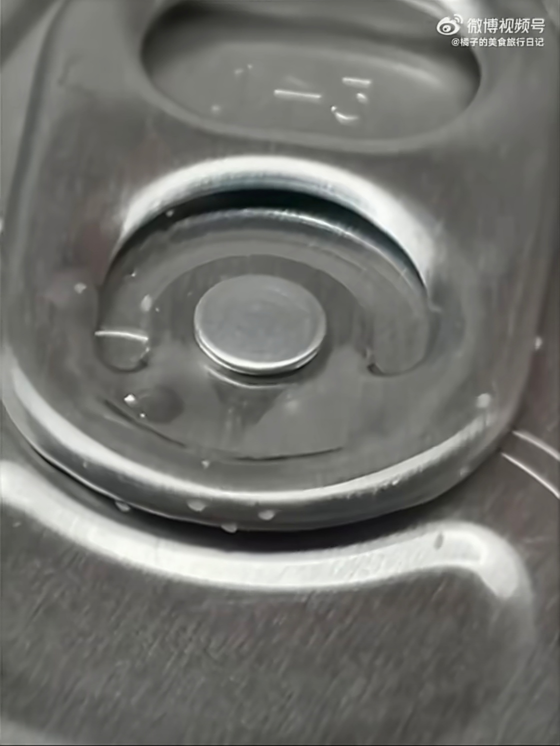 爱直接对嘴喝饮料的人天塌了看着像是水滴是吧，其实是一只只小虫子那应该怎么喝？倒出