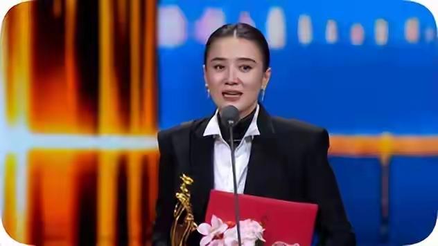 宋佳人漂亮，演技好，
穿衣打扮也很有个性，
年纪45岁，
获得了白玉兰奖，飞天奖
