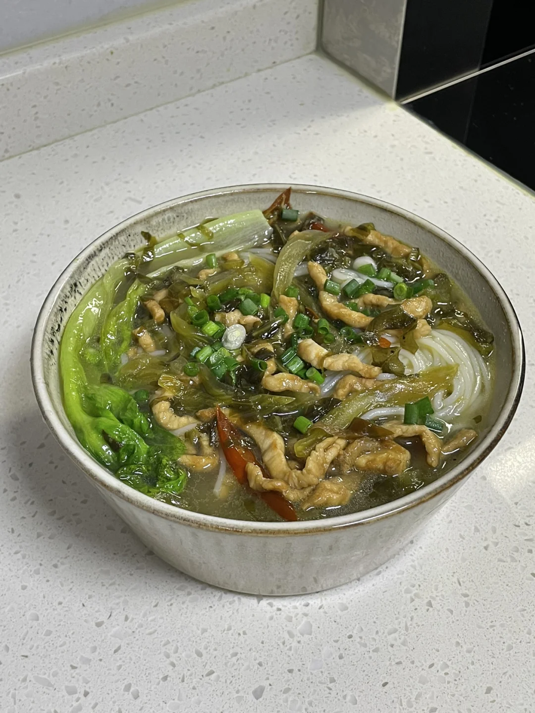 巨好吃的酸菜肉丝米线，酸辣开胃吃不腻🤤