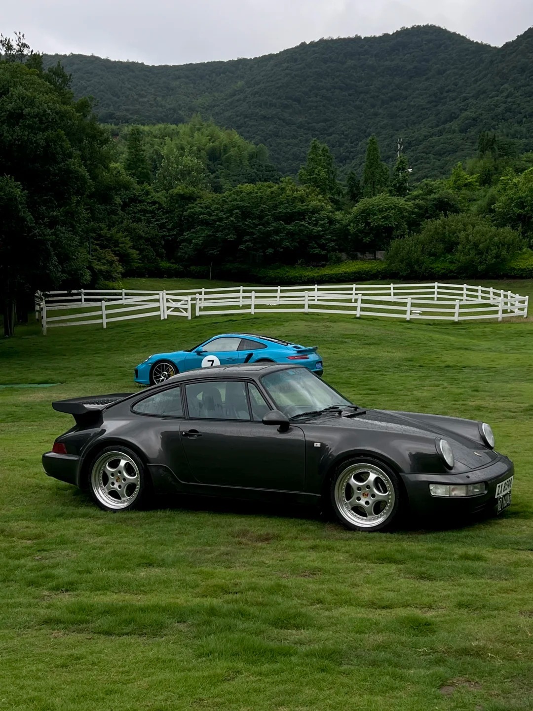 早上好，911 Turbo的跨代相逢，太有sense了绝美车片