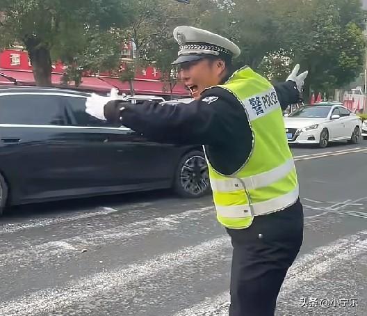 近日，江苏连云港灌云实验小学门前，辅警侍东亮为学生护学，只见他激情满满，一会吹着