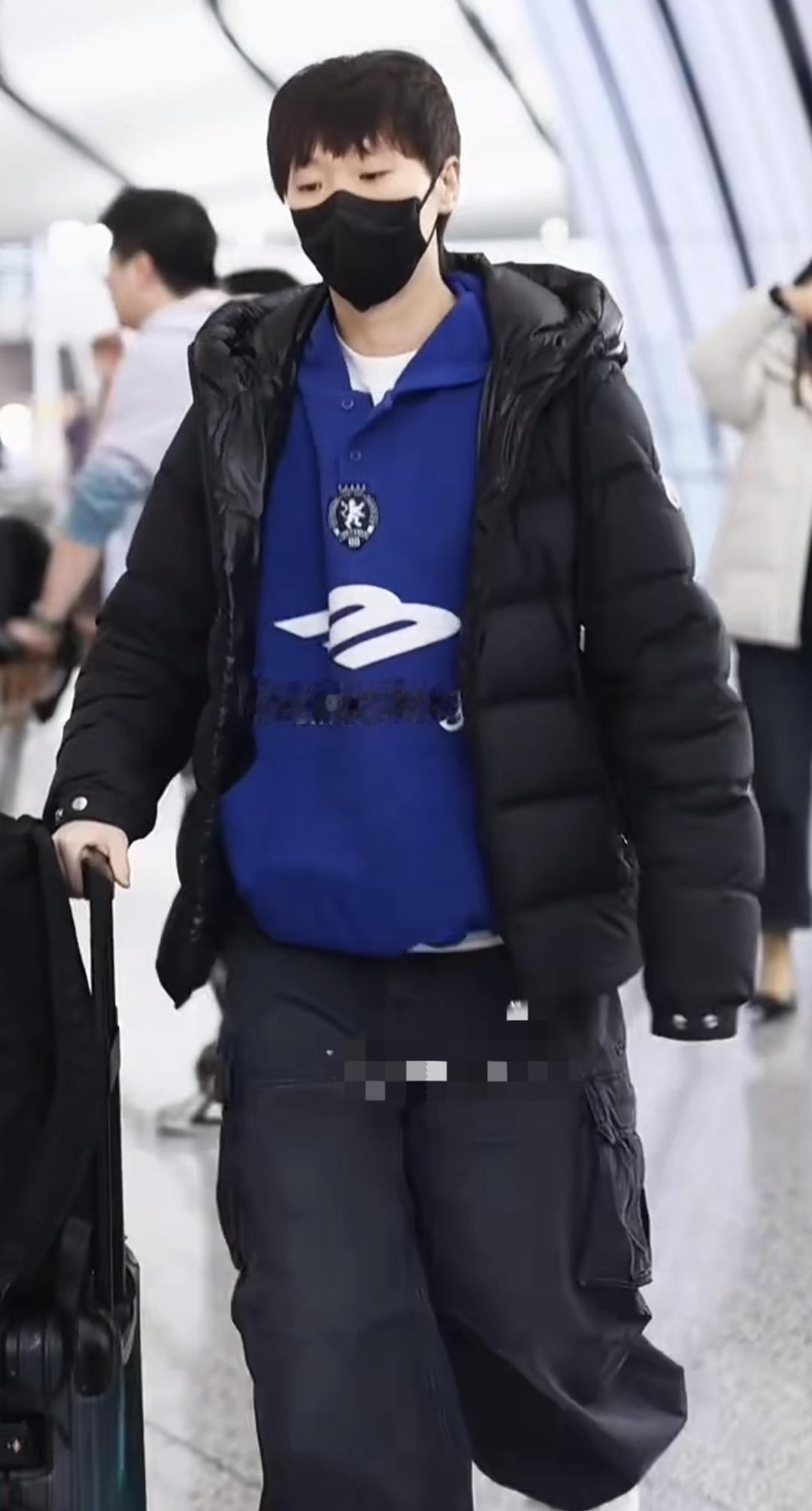 王曼昱出发去参加多哈冠军赛！！

看来鳗鱼是很怕冷啊！外面羽绒服，里面穿着卫衣，