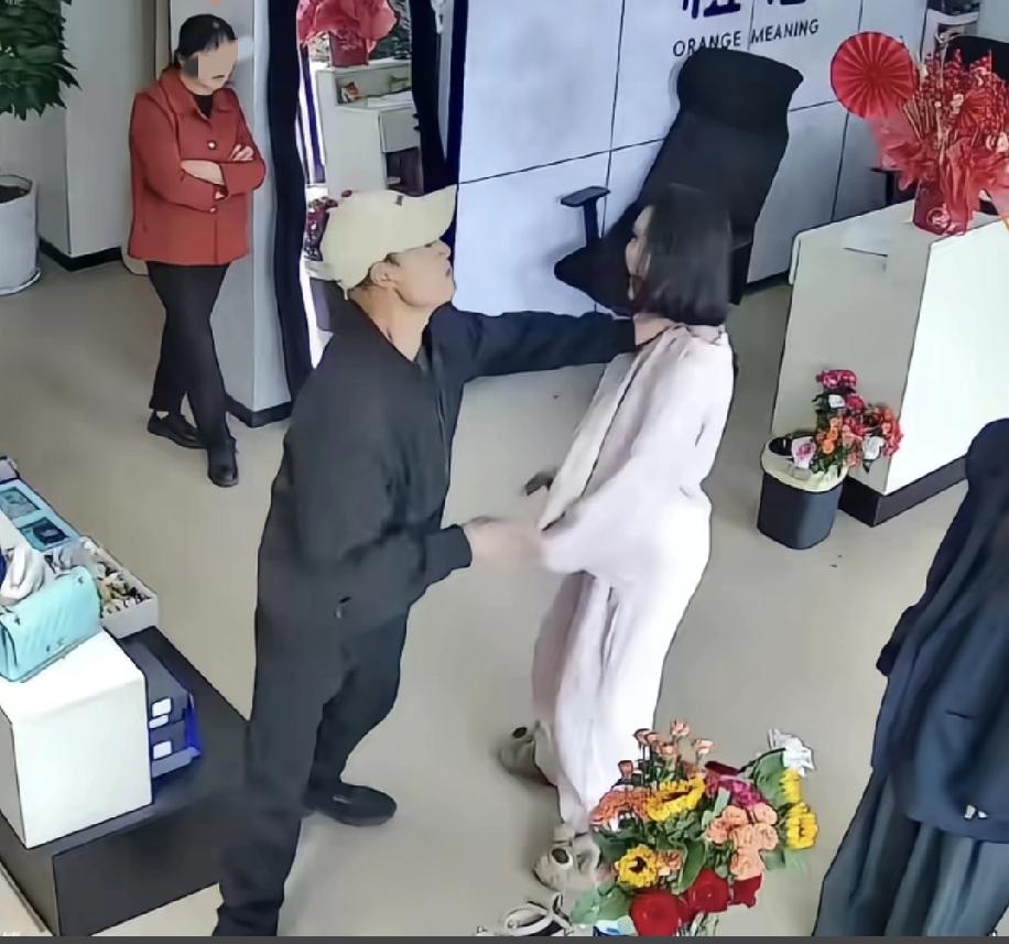 你见过逼女儿贷款30万还“养育债”的父母吗？

河南的代女士，从小生活在重男轻女