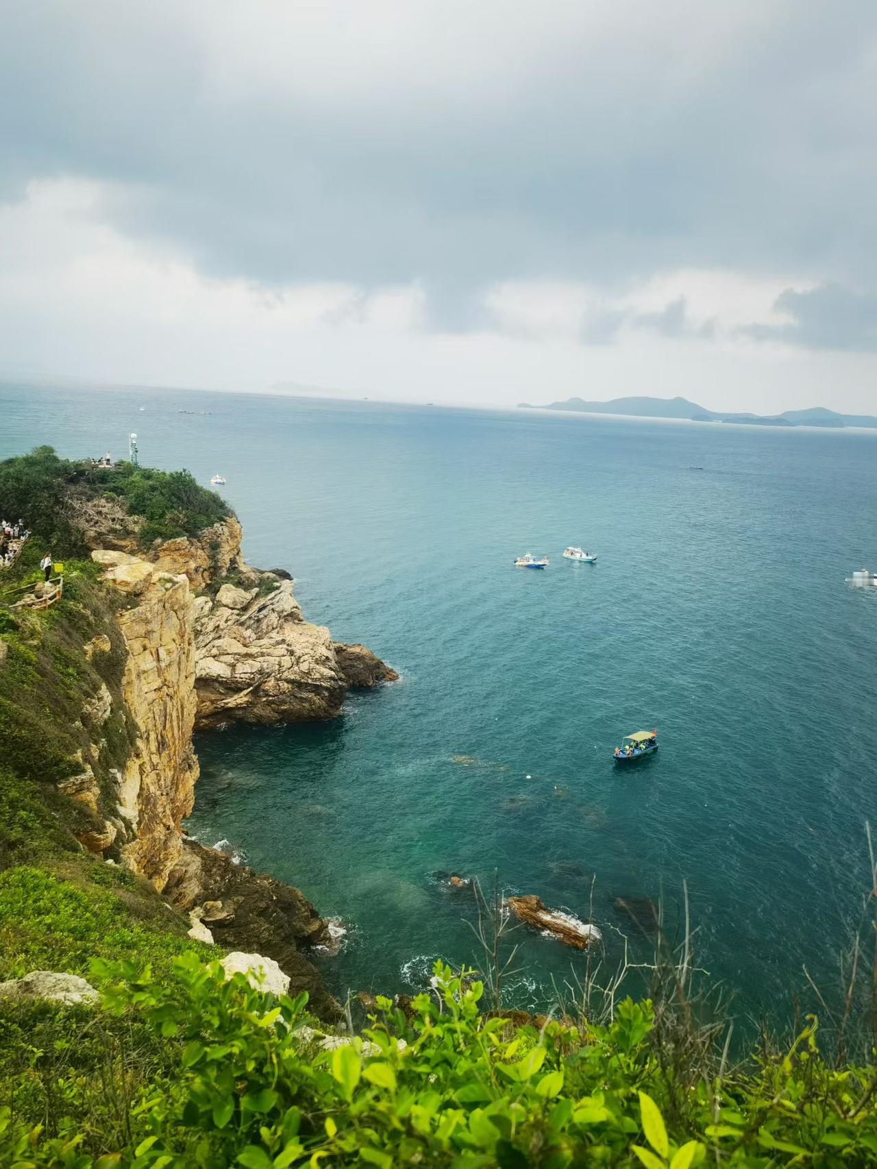 我发现了，五十岁之后人很容易焦虑:
1、不知道自己能活多久？身边的人老人越来越少